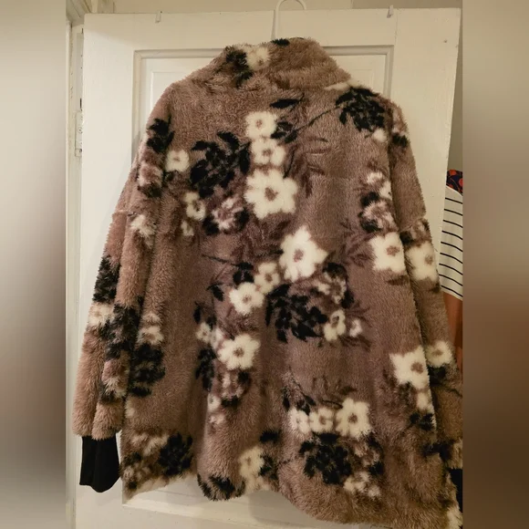Women's Fuzzy Floral Jacket - Picture 3 of 3